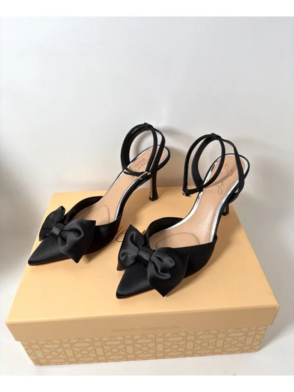 Jewel Badgley Mischka Yanna Womens Black Satin Bow Pointed Toe Heels Size 6.5